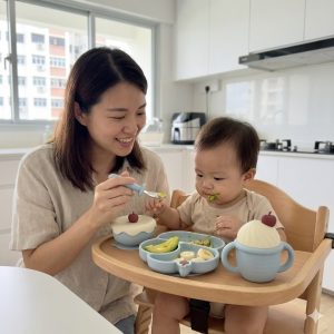 Mum feeding baby with Berry Chérie